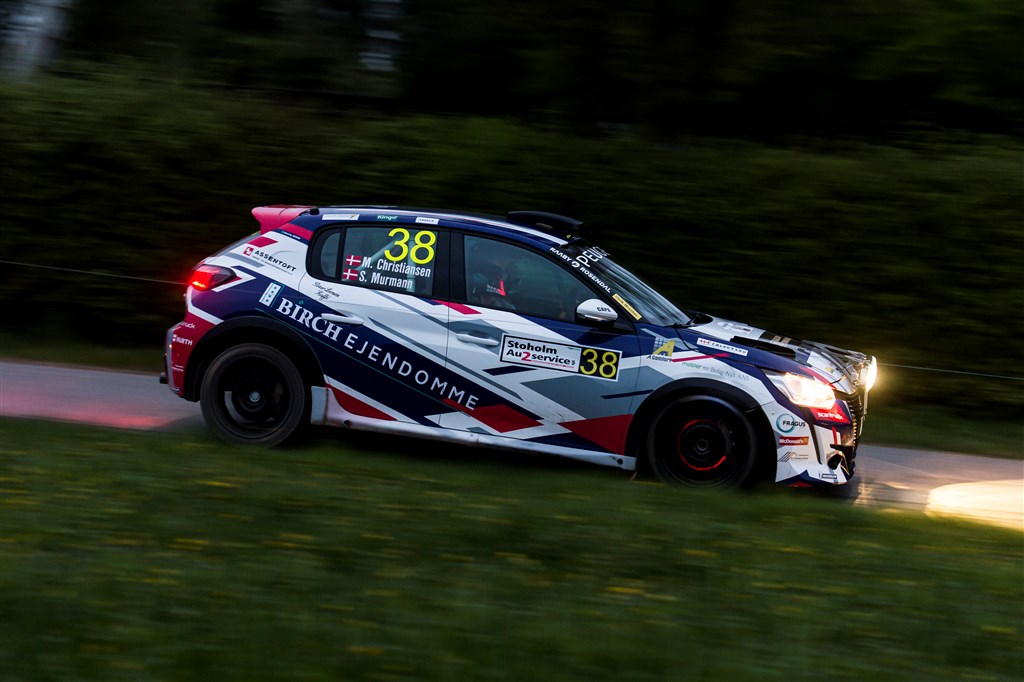 Aftenkørsel er en del af weekendens opgave for Mathias Christiansen og codriver Sabrina Murmann Sørensen.
(Foto: Jokum Tord Larsen/Brian Madsen Sport)